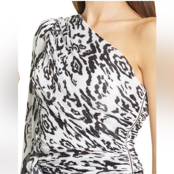 NWT Self Portrait LEOPARD PLISSE ONE
SHOULDER TOP IVORY/BLACK Size 8 - Picture 3 of 13